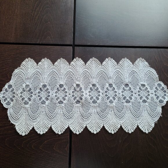 Long doily with floral design. Table runner. - Picture 1 of 6